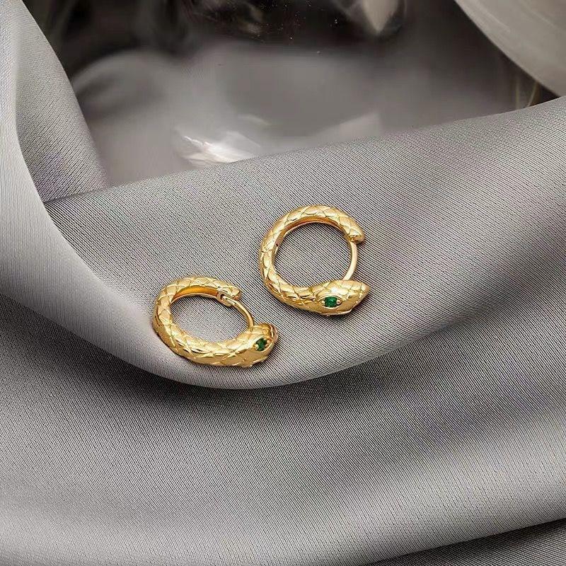 Винтажные крутые модные крутые серьги с пряжкой в ​​виде змеиных ушей с зелеными глазами, маленькие мини-серьги из чистого серебра s925 с иглами и цирконием в виде змеи