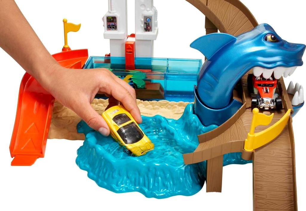 Hot Wheels Игровой набор Color Shifters Biting Shark для детей 1 года и BGK04 [Включает мини-машину] [4 шт.]