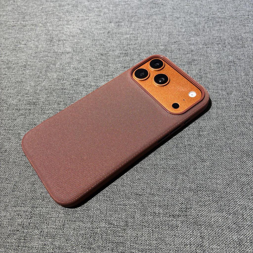 Магнитный чехол для iPhone 17 Pro Max с кнопкой AI и технологичной тканой отделкой - Официальный жесткий чехол Apple 16.