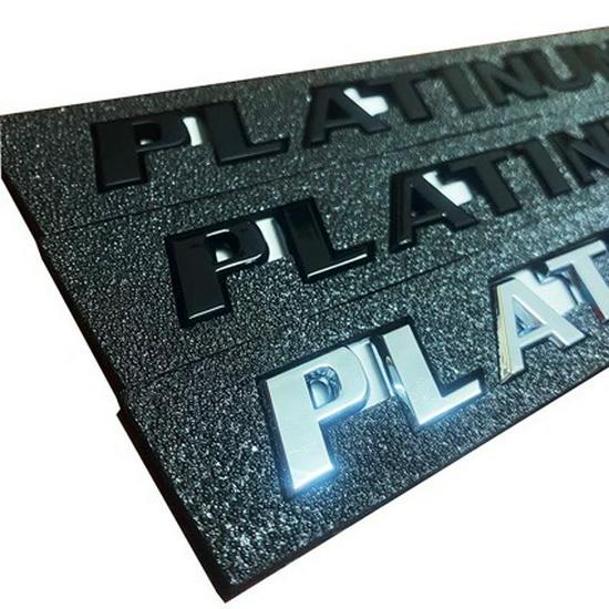 Логотип PLATINUM: Идеально для Sienna Platinum топовой комплектации с задним шильдиком и логотипом на багажнике на английском языке.