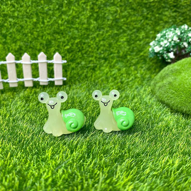 2Pcs Glowing Mini Snails Miniature Moss Micro Landscape Decoration Glow In The Dark Snails Figurines Fairy Garden Accessories