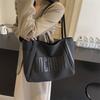 Ретро простая популярная сумка-тоут большой вместимости женская 2025 новая повседневная универсальная通勤 текстурная сумка через плечо