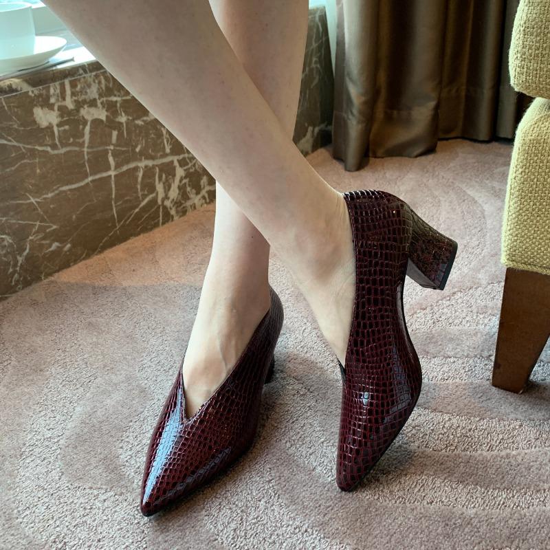 Мода заостренный носок V-образный вырез лакированные ботильоны женские шпильки 2024 осень новые сапоги с рисунком змеиной кожи тонкие кожаные сапоги