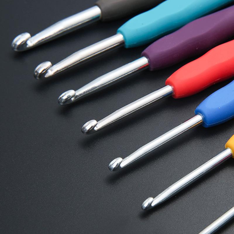 Hand-Knitted Rainbow Soft Handle Aluminum Crochet Hook Set with Yarn Needle
