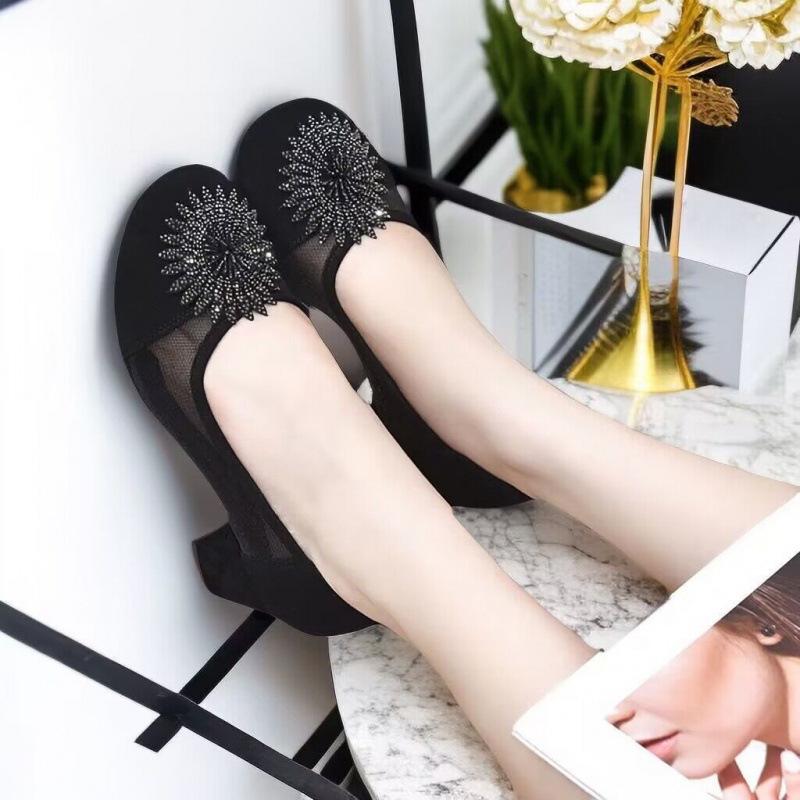 New Women's Shoes Soft Leather Black Light Work Shoes Low Top Round Head Thick Heel Women's Leather Shoes Handmade Beaded Mother Shoes