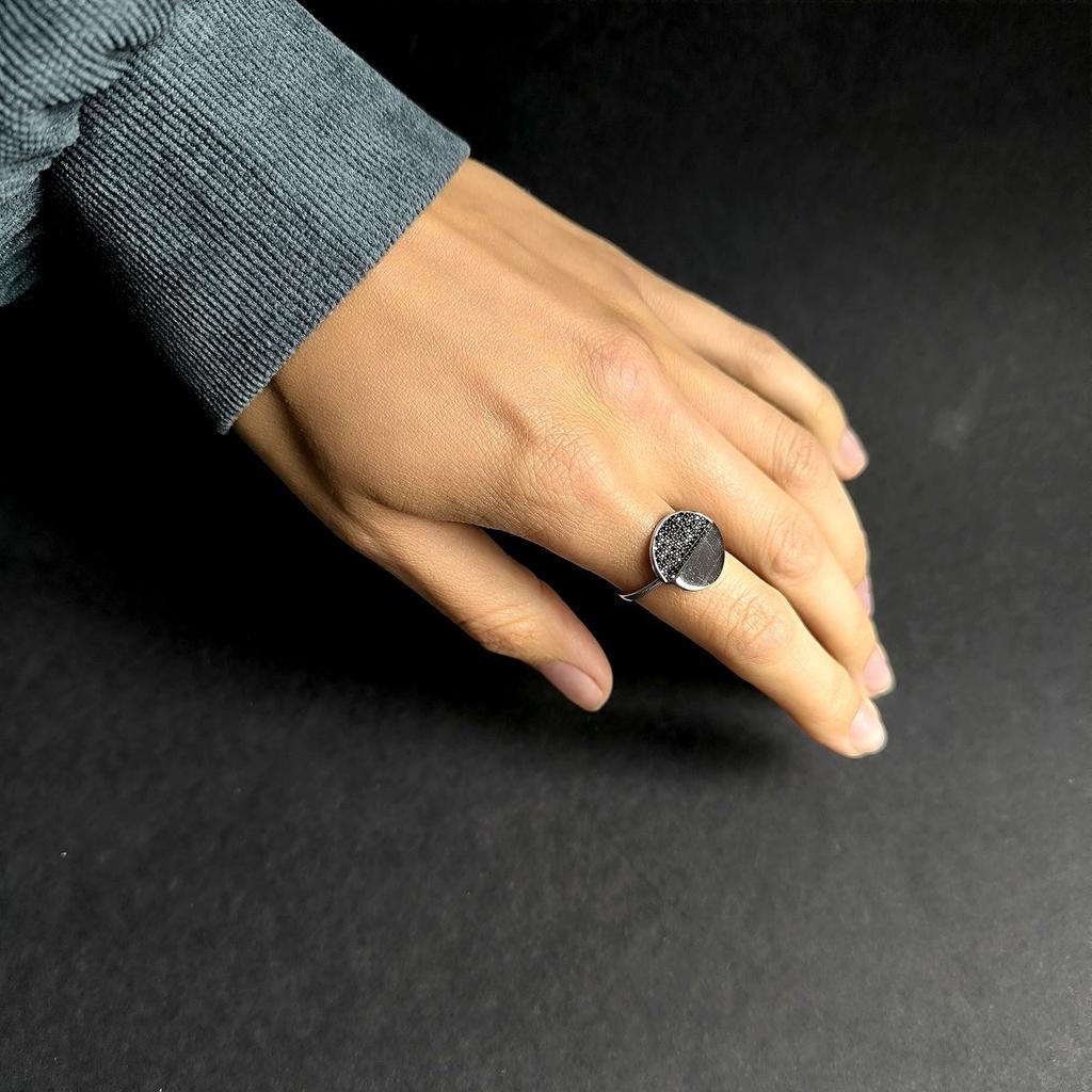 Серебряное кольцо с фианитами, вес изделия 3,17 гр (60002018)