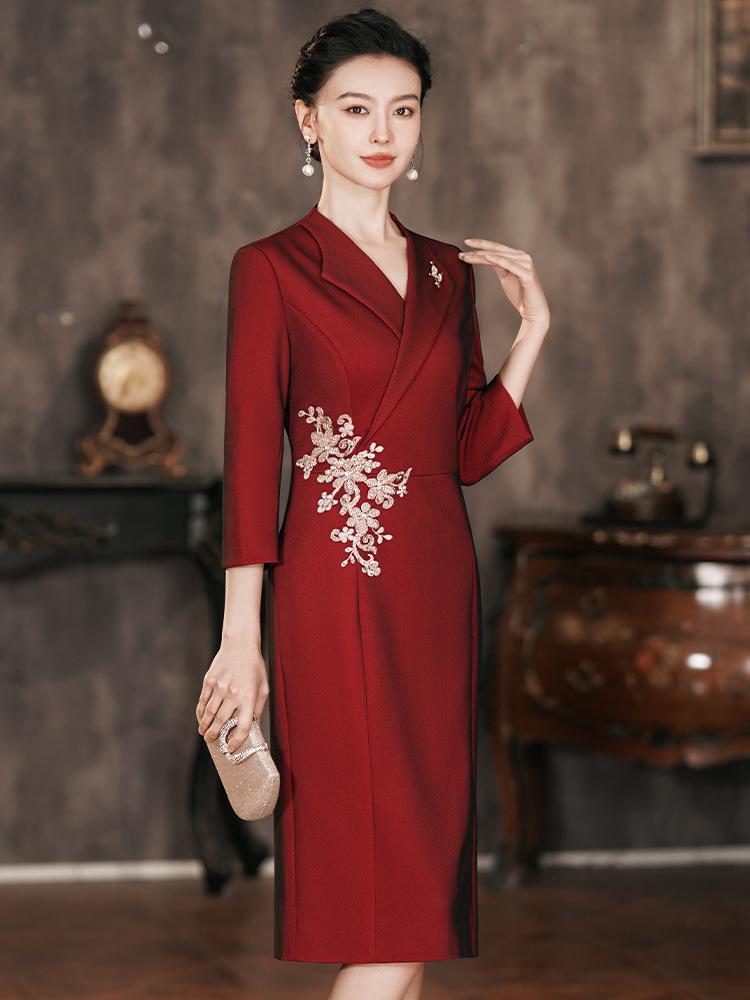 Высококачественное зауженное платье с V-образным вырезом Осень 2025 для мам невесты