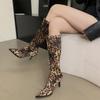 Модные новые женские сексуальные сапоги с леопардовым принтом, модные высокие каблуки с острым носком, застегивающиеся на молнию, длинные сапоги, модная обувь для показа мод