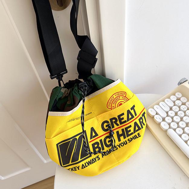 Холщовая сумка через плечо на кулиске с детским узором, с нашивными деталями, для ежедневного использования