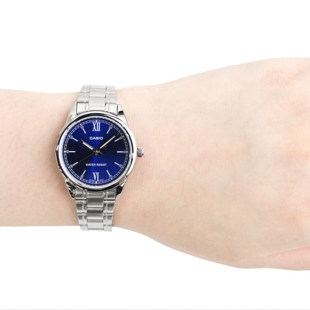 Casio Женские кварцевые аналоговые часы, нержавеющая сталь, серебристый, синий, LTP-V005D-2B2 [Параллельный импорт]