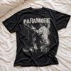 Черная футболка группы Paramore TTV с белым принтом человека с длинными волосами