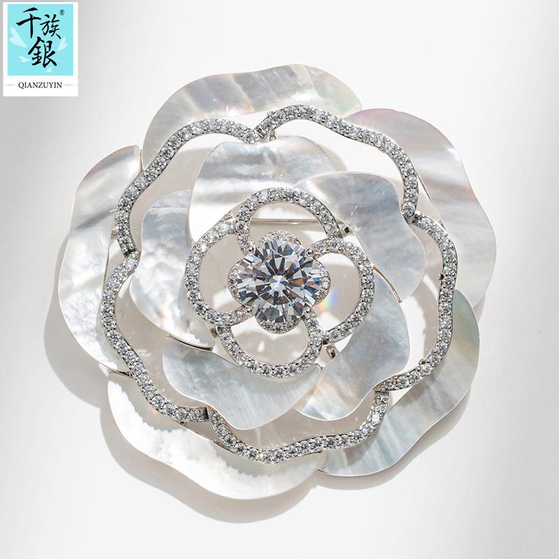 Серебряная брошь «Камелия» — Элегантная цветочная булавка для костюмов