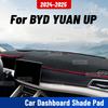 Для BYD YUAN UP 2024 2025 Автомобильный коврик на панель приборов Защитная от УФ-лучей накладка на панель приборов Коврик на панель Солнцезащитный Ковер Защитное Полиэстеровое одеяло Аксессуары