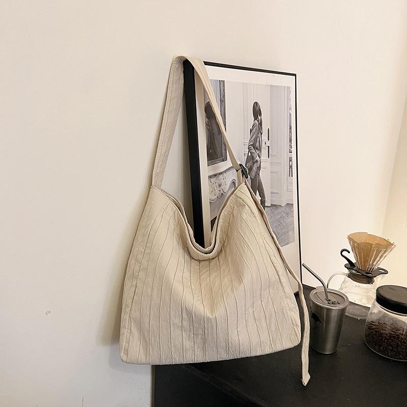 Bucket Bag Pleated Underarm Bag Women'S Simple Texture Bag Versatile Commuter Large Capacity Messenger Tote Bag Women