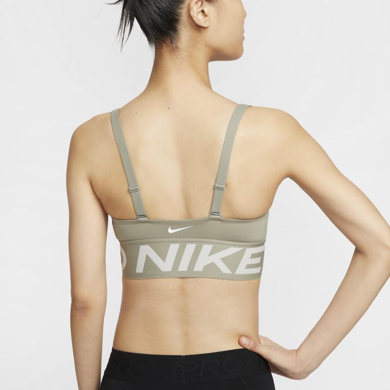 Nike Pro Indie Plunge Спортивный бюстгальтер средней поддержки с принтом букв, удобное женское нижнее белье, светло-армейский-зеленый HF7325-320