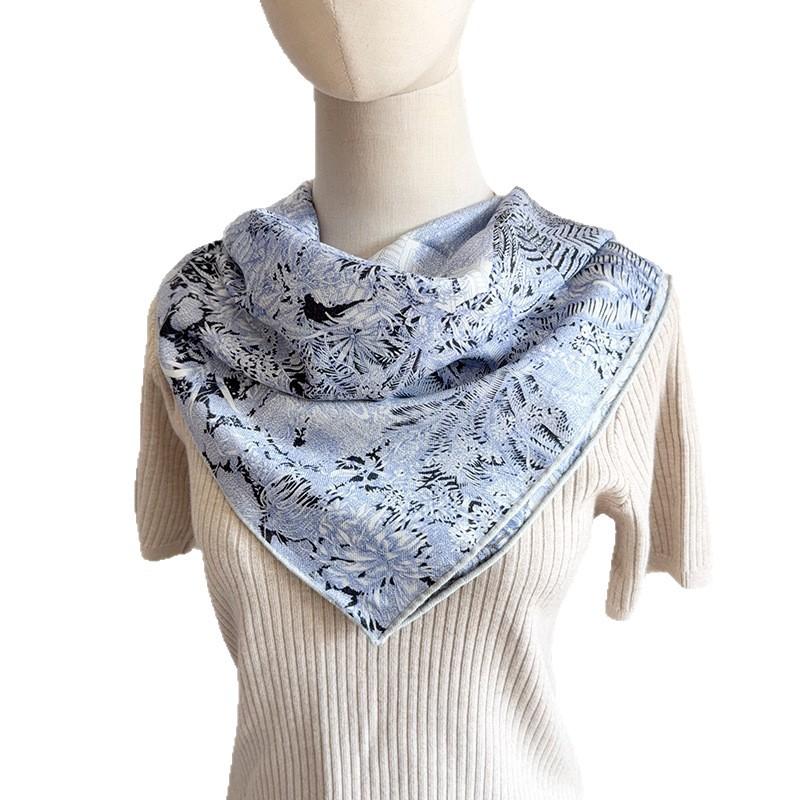 Stylish, simple and exquisite printed double-sided heterochrome silk scarves. It is good to wear silk wool square scarves for daily travel