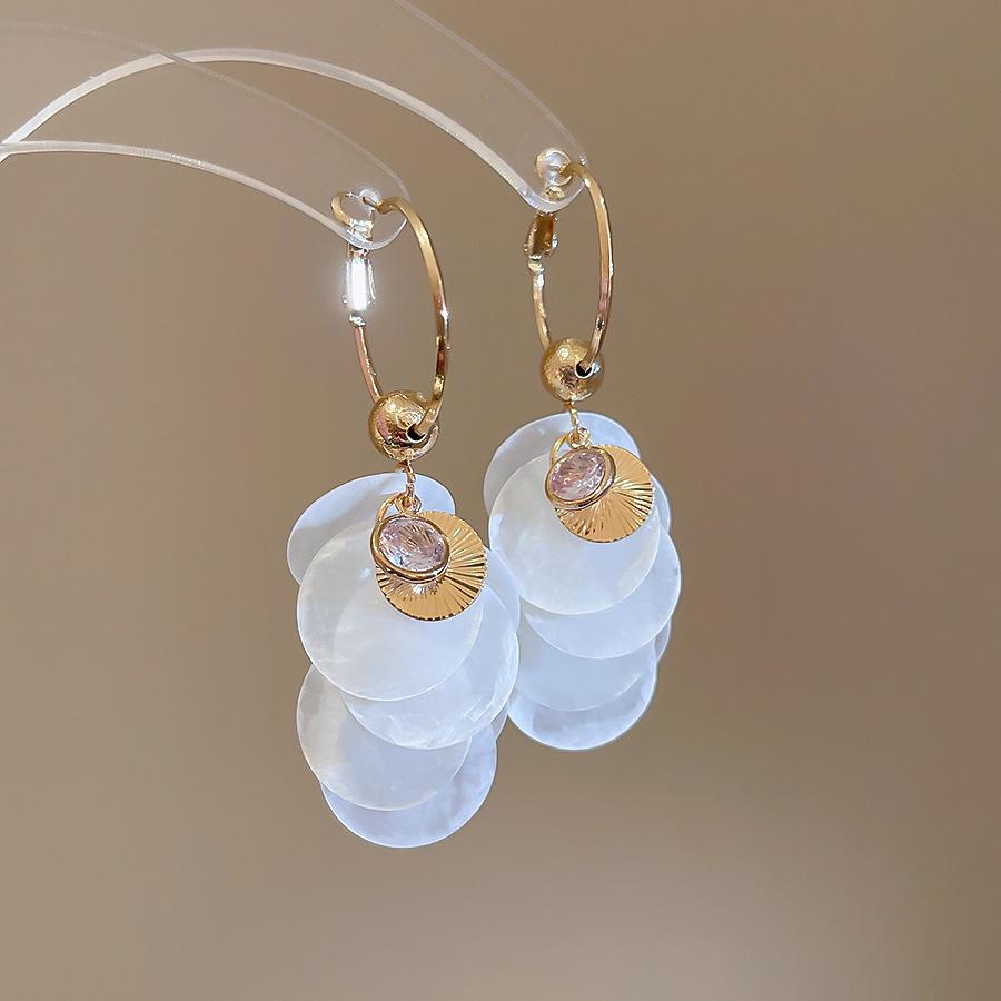 Серьги-кисточки из белых ракушек с серебряными иглами - Стильные праздничные пусеты высокого класса