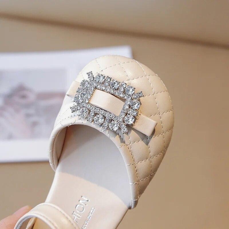 Сандалии для девочек, весенние туфли принцессы из мягкой кожи с закрытым носком, модная детская обувь на мягкой подошве со стразами для вечеринки, свадьбы, сандалии
