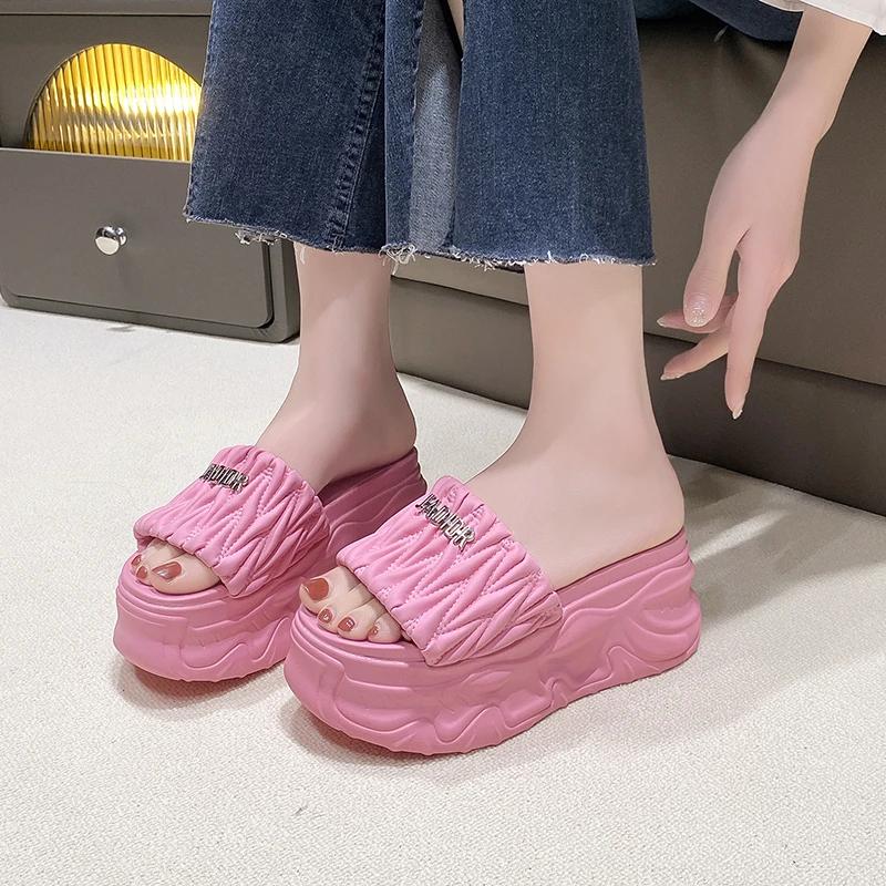 Модные 7 см шлепанцы женские тапочки на очень высоком каблуке туфли на платформе танкетки пляжная обувь плиссированные сандалии летние новые массивные туфли женские