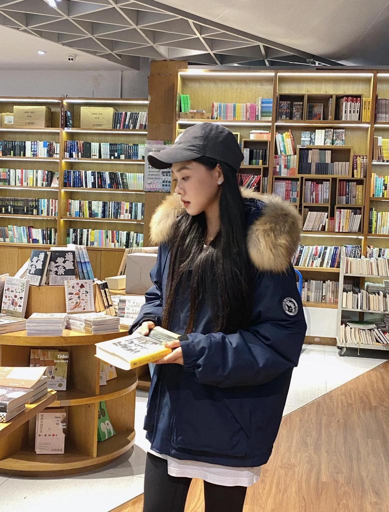 Women's 2025 Winter Windbreaker Down Jacket: Thickened, Loose-Fit Outdoor Parka for Petite Sizes