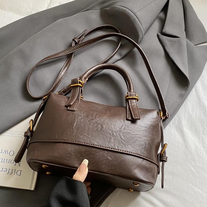 В этом году популярные сумки — это женские модные сумки 2025 года, осенне-зимние высококлассные ретро сумки-мессенджеры на плечо в форме подушки.