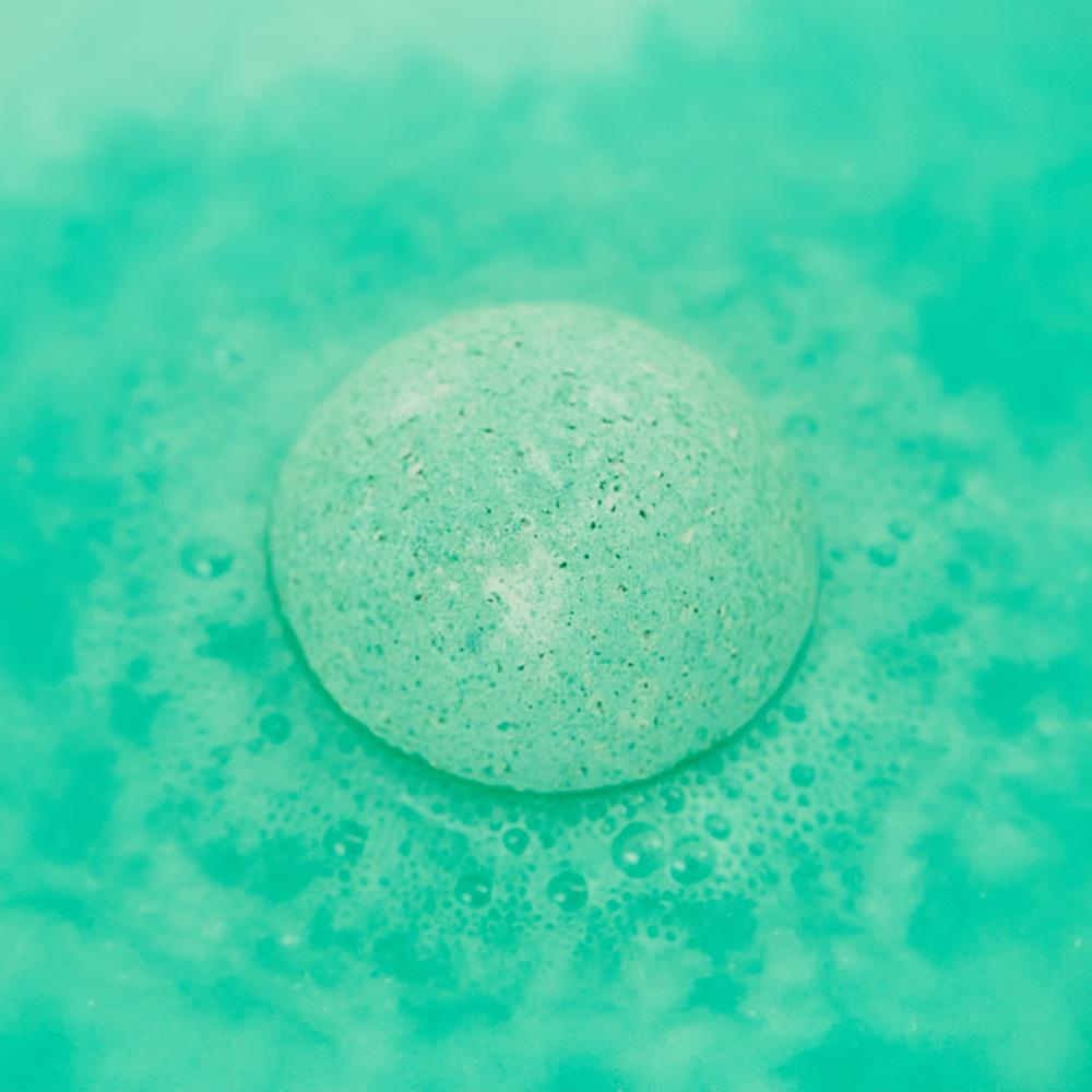 [Lush] Avobath 180g - Invigorating Bath Bomb