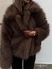 Европейская и американская мода 2024: Коричневое пушистое пальто из искусственного меха свободного кроя с длинными рукавами и отложным воротником для осени/зимы.