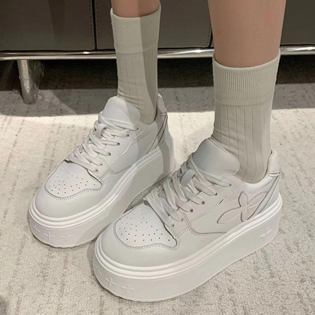 2024 весна новая европейская станция четырехлистный клевер маленькие толстые подошвы увеличивающие рост маленькие белые туфли маффин повседневные нишевые туфли для доски