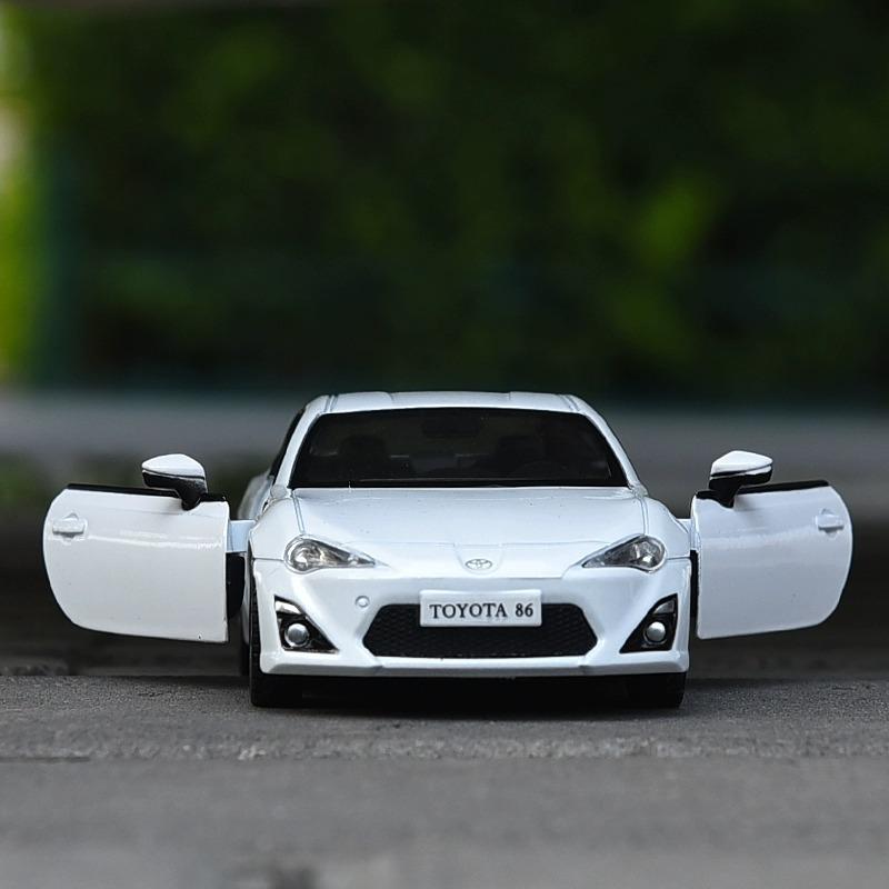 1/36 Toyota 86 Металлическая литая модель автомобиля Игрушка 2 двери открываются Машинки с механизмом оттягивания Дни Рождения Подарки для Детей Коллекции для Взрослых