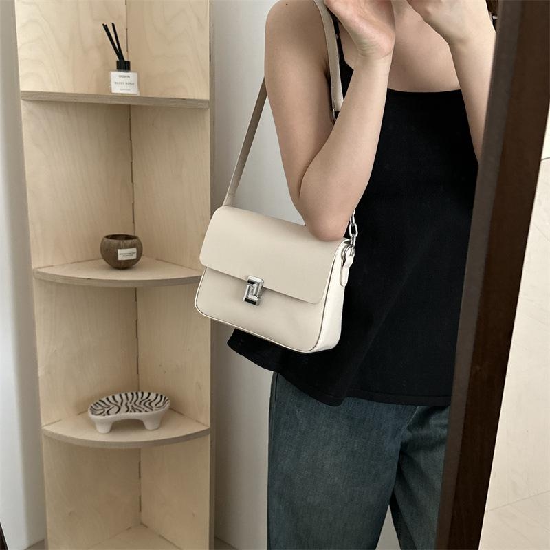 Корейская версия модной персонализированной цепочки, маленькая квадратная сумка подмышкой 2024 года, новая модная простая темпераментная персонализированная женская сумка через плечо