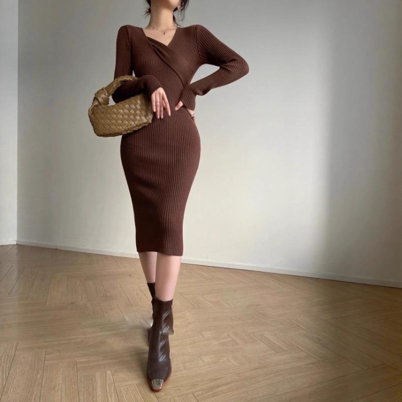 [] Ретро и тонкая талия, дизайнерский сенс, осенне-зимнее универсальное трикотажное облегающее платье-комбинация с V-образным вырезом