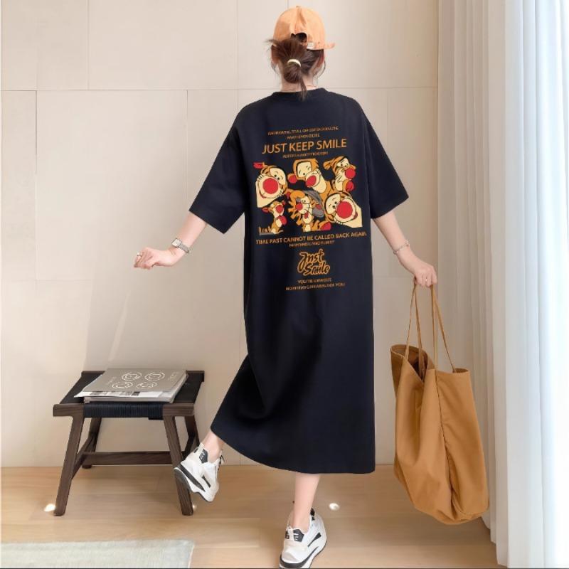 Женское летнее платье-футболка длиной выше колена с короткими рукавами и свободным разрезом