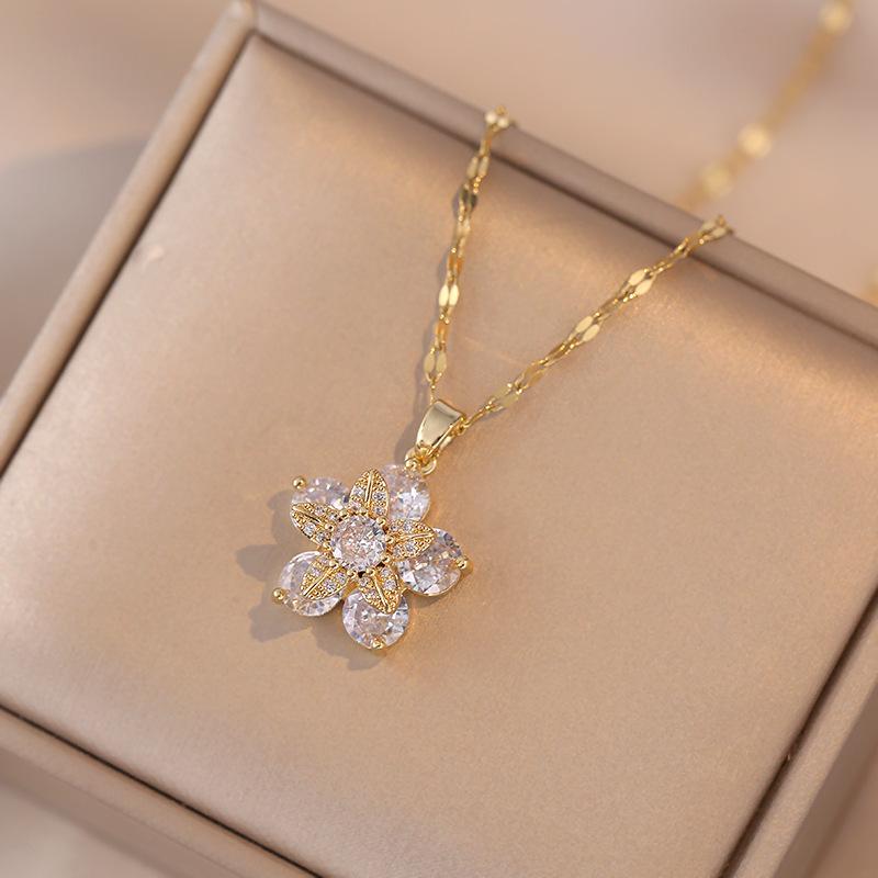 Luxurious Exquisite Flower Decorative Copper Necklace for Fashionable Zircon for Women To Wear During Summer Travel