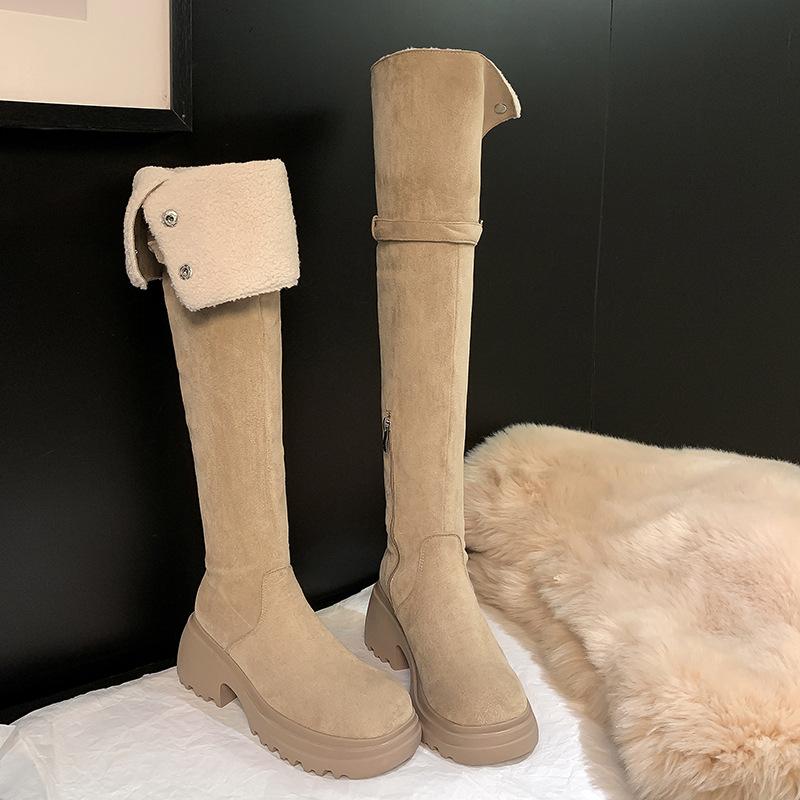 У Мамы Виноградинки есть те же самые сапоги-рыцари до колена, которые можно носить двумя способами, вельветовые сапоги на толстой подошве и толстом каблуке и кашемировые высокие сапоги с внутренней платформой.