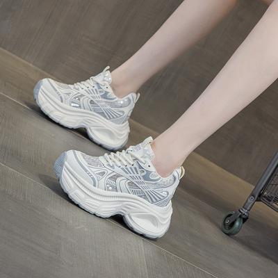 Внутренняя платформа на танкетке, папины кроссовки, женские летние 2025, новая модная универсальная спортивная и повседневная женская обувь на мягкой подошве в стиле маффин