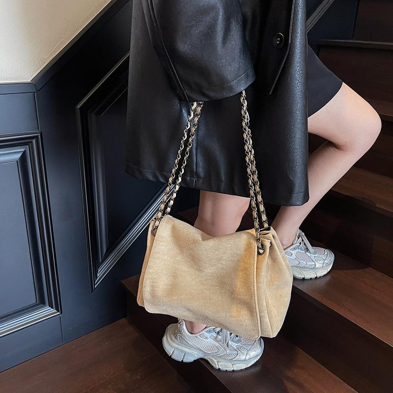 Textured Chain Versatile Women's Bag New Popular Fashion Large-capacity Leisure Commuting Shoulder Armpit Bag