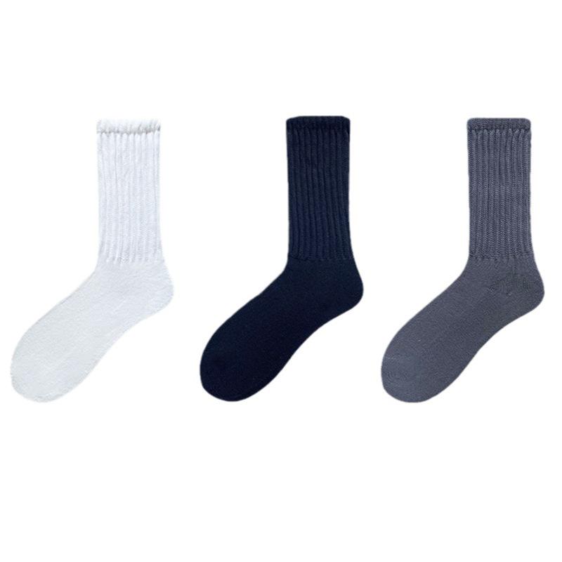 Женские носки средней длины из плотной нити белого цвета для весны/осени и серые вязаные шерстяные носки из телячьей кожи для осени/зимы.