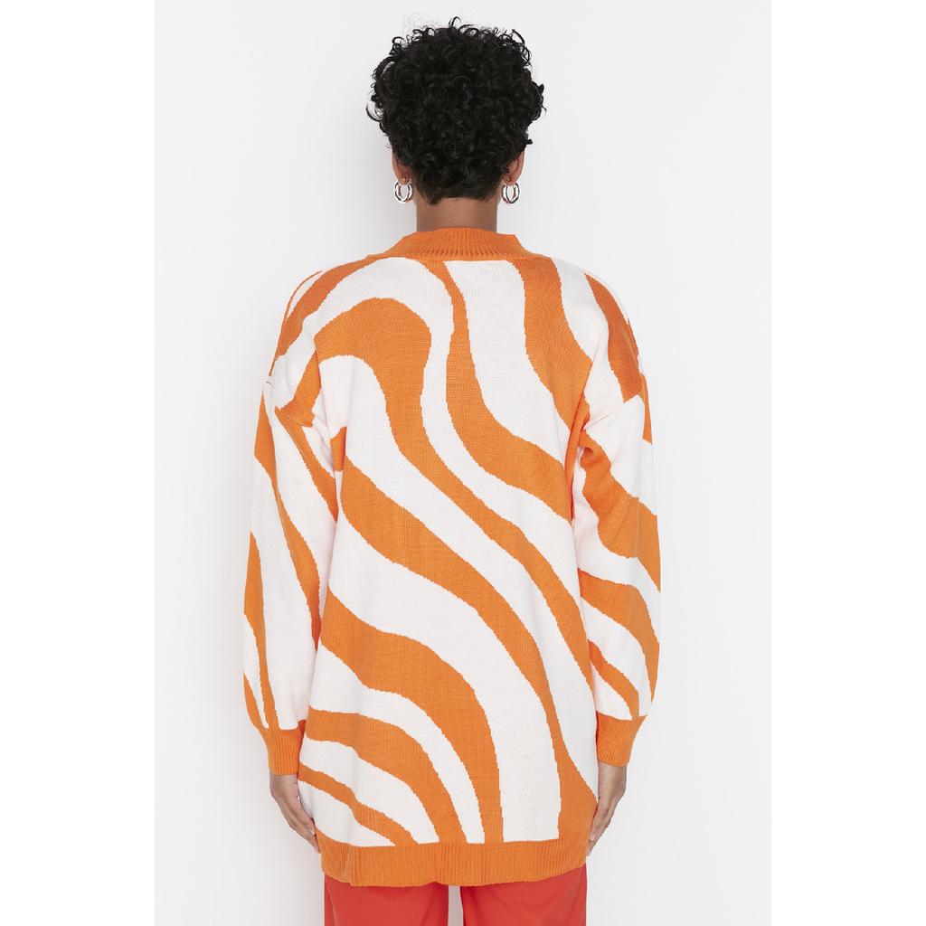 Экрю-оранжевый трикотажный свитер в полоску с животным узором и полуводолазкой Tctaw23kz00023
