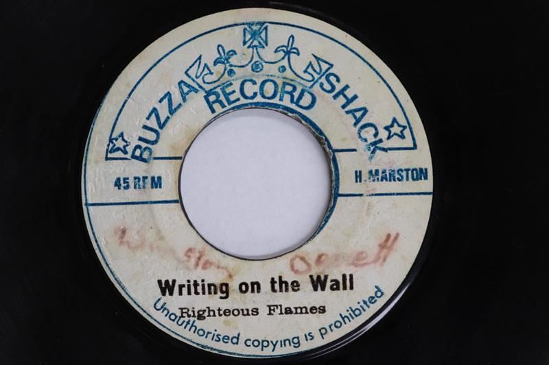 Пластинка 7 дюймов RIGHTEOUS FLAMES RHYTHM FORCE Writing On The Wall Версия NONE BUZZA RECORD SH 1971 Ямайка Регги Ска Даб Б/у