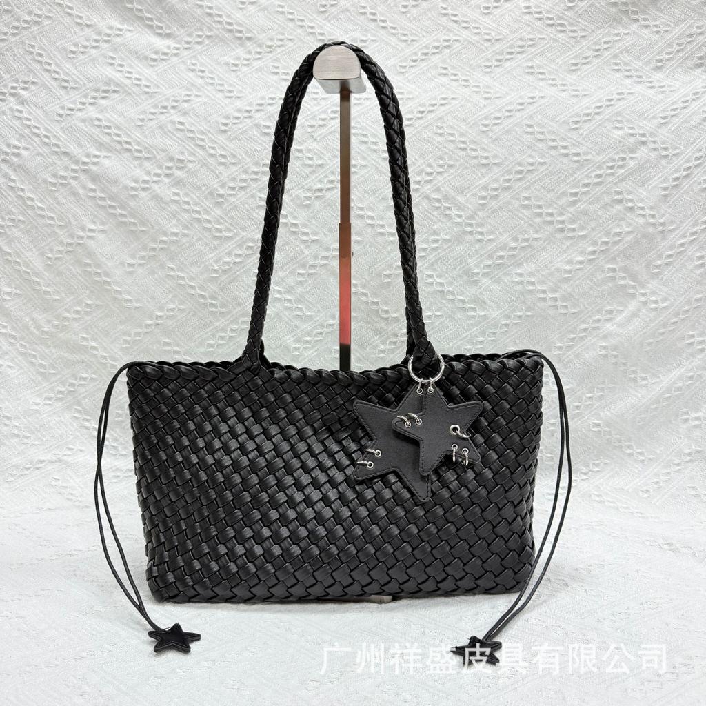 New Niche Design Handmade Champagne Woven Bag Large Capacity Commuter Shoulder Bag Women