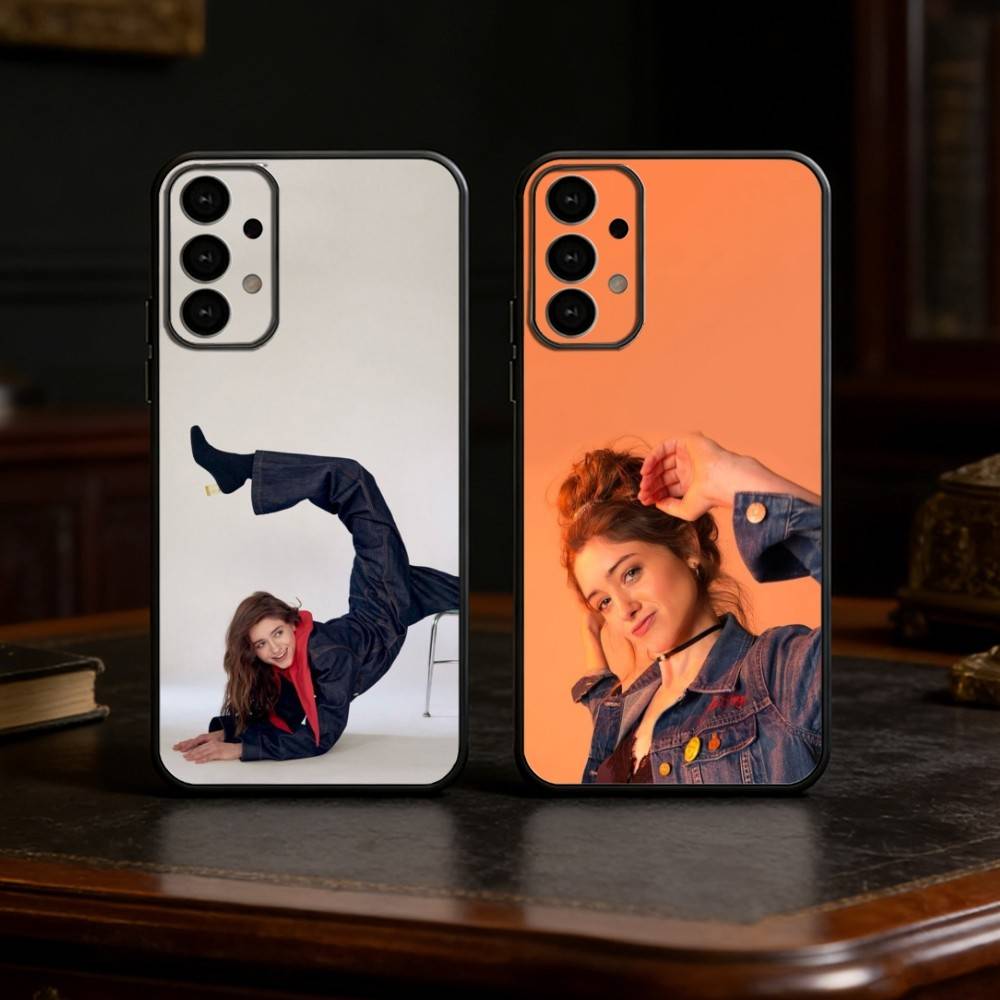 Retro Chic Vibe Natalia Dyer Phone Case For Samsung S25,S24,S21,S22,S23,S30,Ultra,S20,Plus,Fe,Lite Black Shell