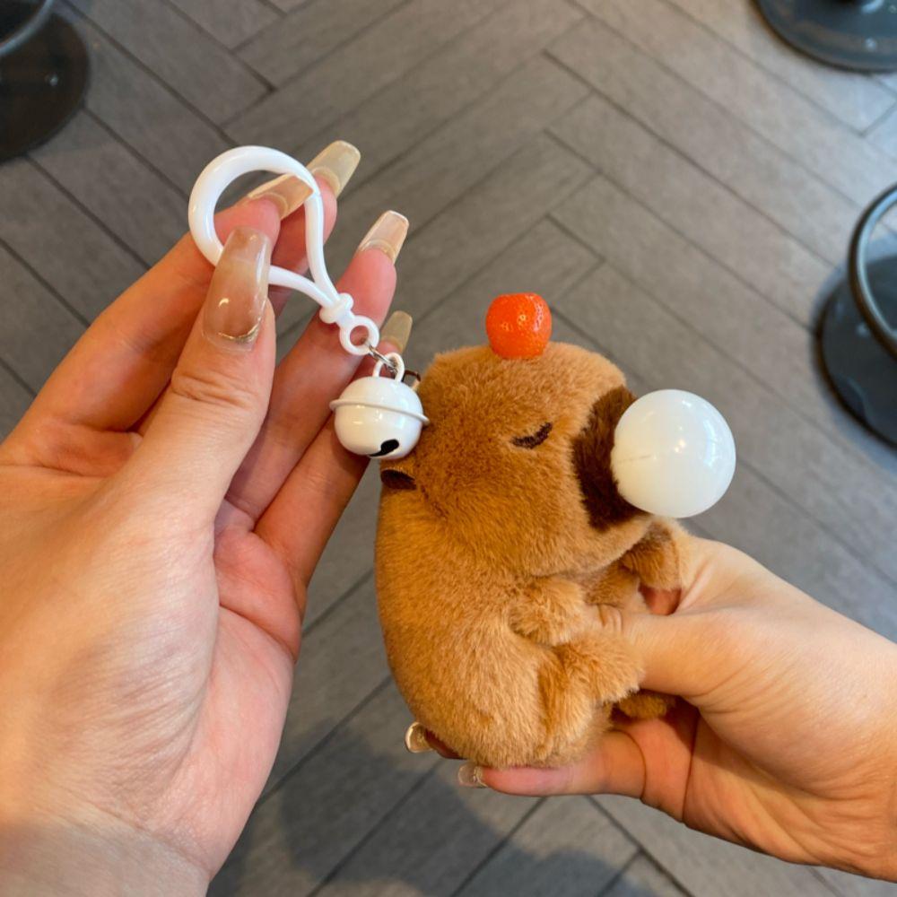 Мягкий брелок-игрушка пищащая капибара подвеска для рюкзака сумочка подарок на день рождения