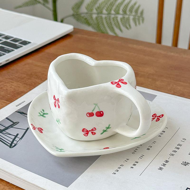 Инс стиль, высокая ценность, керамическая кофейная чашка и блюдце в форме сердца, расписанные вручную, ручной работы, с вишней, чашка для латте с бантом.