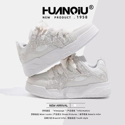 Глобальные удобные и легкие маленькие белые туфли на толстой подошве для женщин, весна 2025, новые универсальные туфли для увеличения роста, модные туфли для доски ZHQ68001