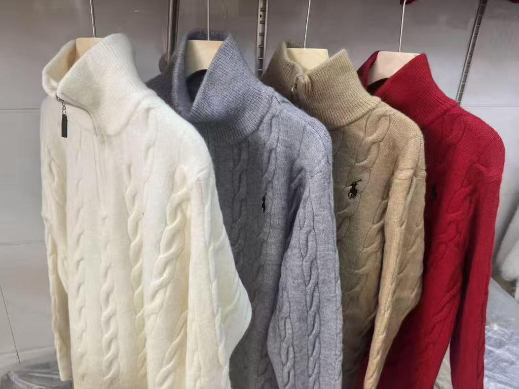 Свитер в корейском стиле с вышивкой пони и полувысоким воротником - Коллекция Осень/Зима 2025