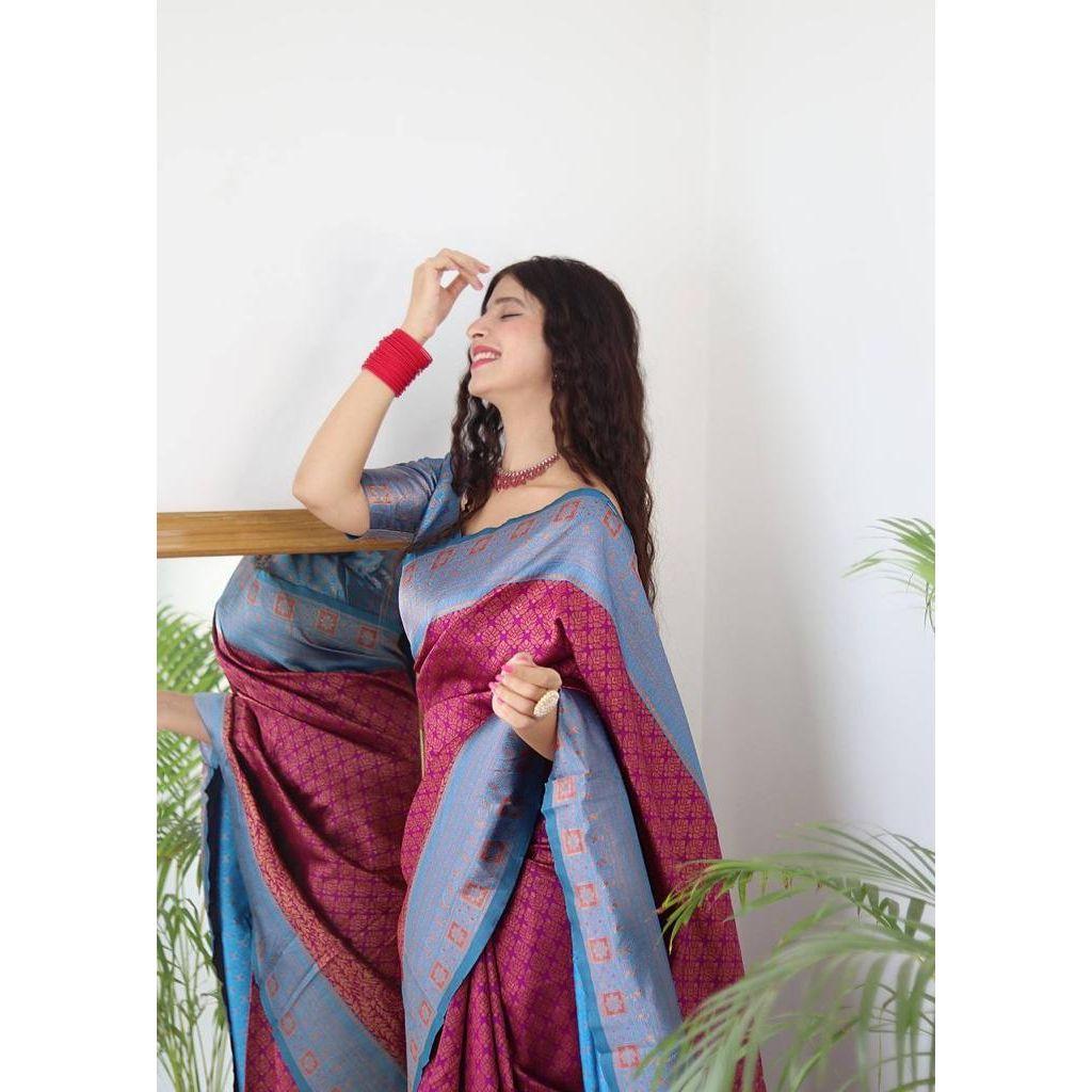 Шелковое сари из магазина ALMAARI украшено красивым сари в виде традиционных мотивов.