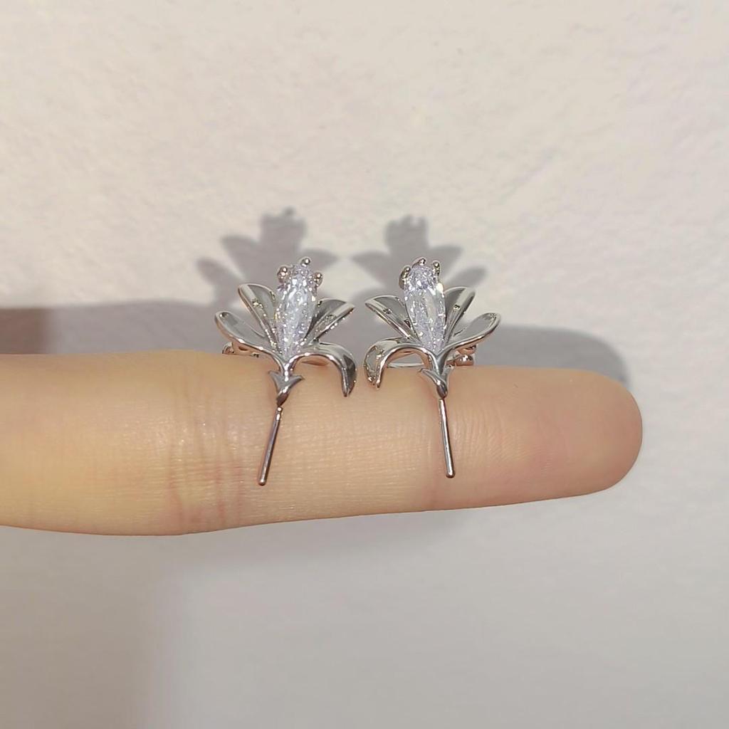 "Autumn Winter Snowflake Zircon Ear Clip: Elegant and Luxurious Ear Clip for a Festive, No-Piercing Required Look"