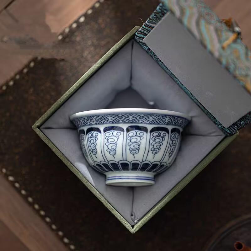 Antique Roll Grass Pattern Blue And White Pressure Cup Ceramic Teacup Personal Special Master Cup High-End Tea Cup Teacup Single Cup