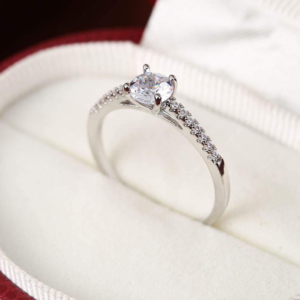 Luxury Minimalist Royal Ring With Colorful Zircon Elegant And Temperament Display