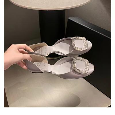 Новый стиль обуви - это модная фея с круглым носком, квадратным бриллиантом, мелким вырезом и плоской подошвой.